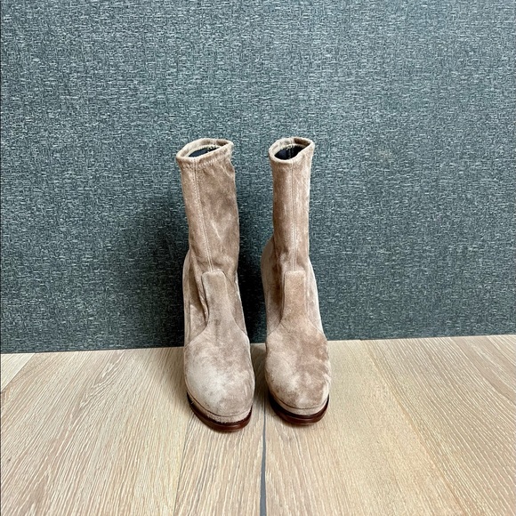 Casadei Bootie’s in a Cream Suede in Size 36 - Picture 2 of 15